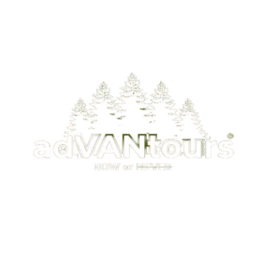 Logo von "adVANTours" mit stilisierten Tannenbäumen im Hintergrund.
